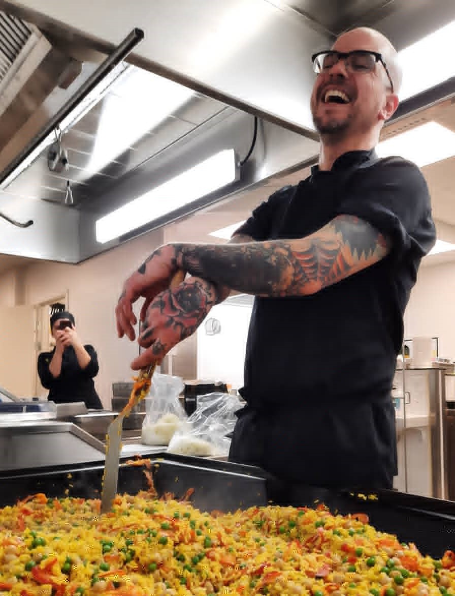 Kökschef Michael Sjöstedt lagar mat och skrattar