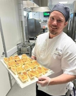 Daniel med paj, beskuren.jpeg